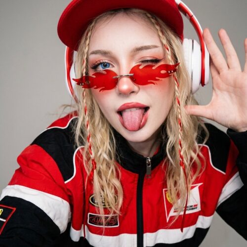 A chaotic and playful Y2K e-girl